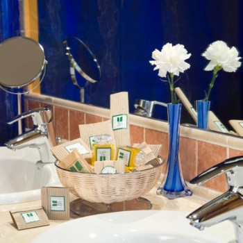 COSTURERO EN ENVASE RECICLADO AMENITIES HOTEL TOUCH OF CHARM